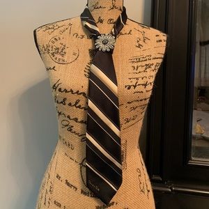 Oscar de la Renta tie with rhinestone brooch